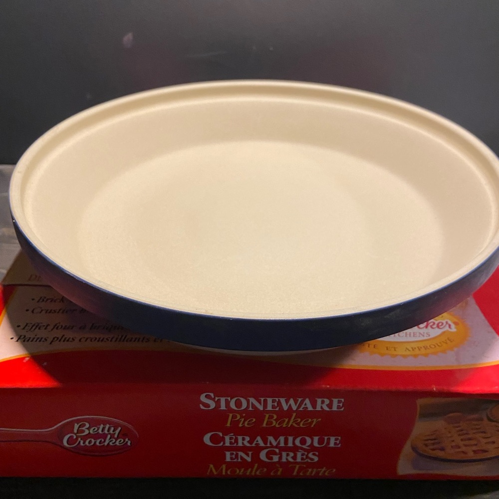 Betty Crocker Stoneware Pie Baker washed blue decorative band.